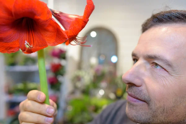 Florista componiendo ramo y hombre —  Fotos de Stock