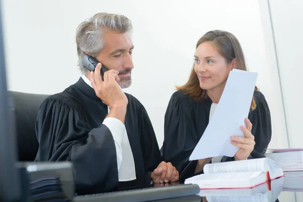 Trabajador legal usando teléfono — Foto de Stock