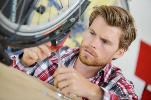 Profi-Reparateur repariert Fahrrad — Stockfoto