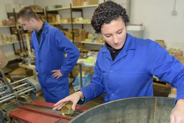 Werknemers in de fabriek — Stockfoto