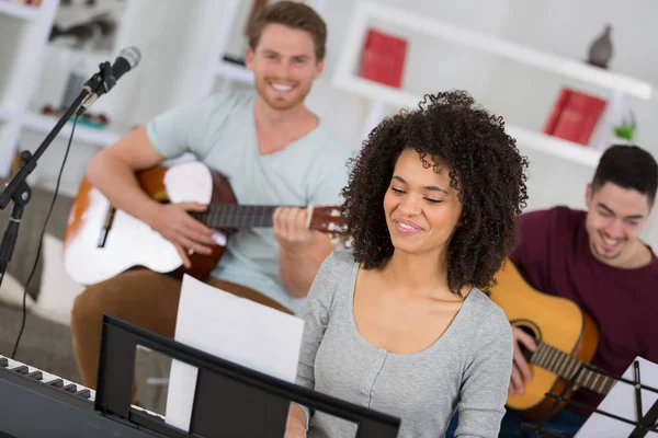 Banda musicale multirazziale che si esibisce in uno studio di registrazione — Foto Stock