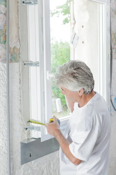 Mäta en fönster bländare — Stockfoto