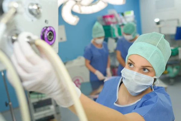 Cirurgião feminino configurar máquina médica — Fotografia de Stock