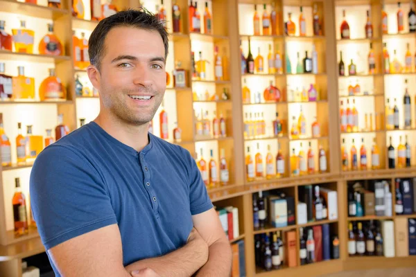 Портрет людини в алкогольному магазині — стокове фото