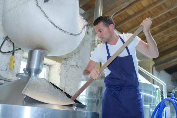 Deux boulangers avec pétrisseuse en boulangerie ou boulangerie — Photo