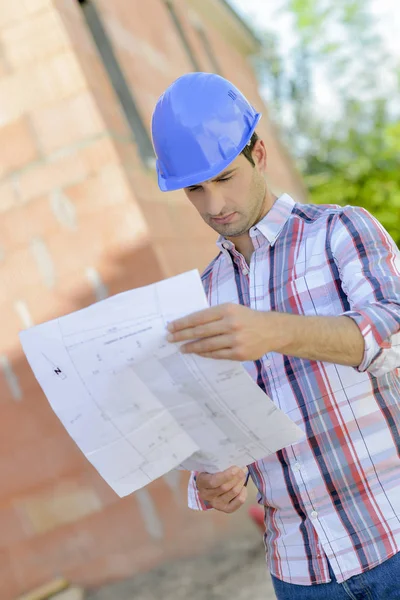 Arquitecto leyendo planos en el sitio —  Fotos de Stock