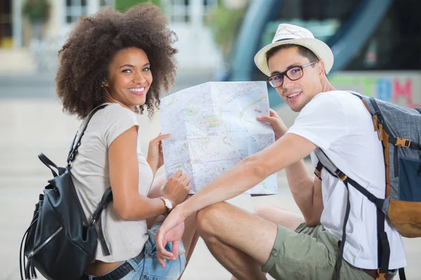 Unga lyckliga paret kontrollera kartan — Stockfoto
