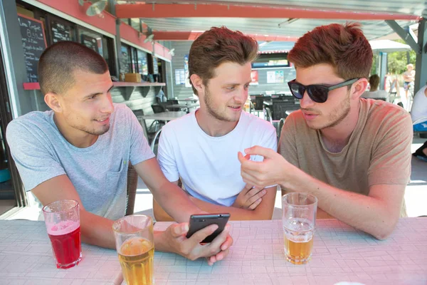 Männergruppe in Bar macht Selfie-Foto — Stockfoto