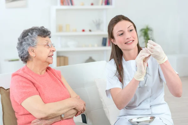 Nurse taking blood from an old patient — Stock Photo, Image