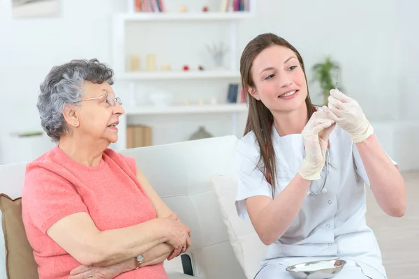 Enfermera tomando sangre de un viejo paciente — Foto de Stock