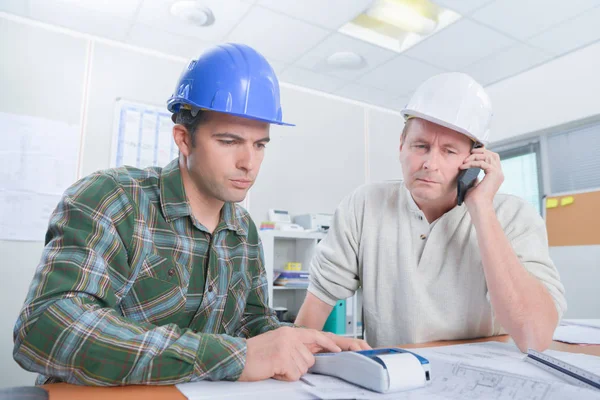 Architekten knirschen bei einigen Zahlen — Stockfoto