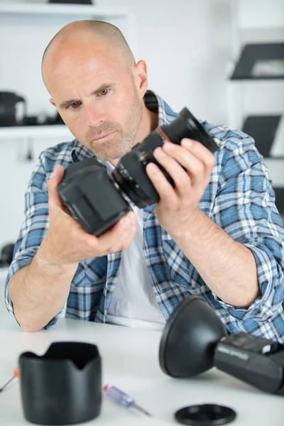 Profesjonalny fotograf człowiek trzyma aparat z makro len — Zdjęcie stockowe