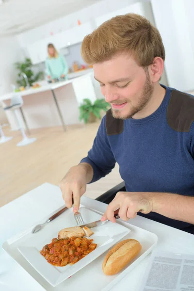 見栄えの良い若い男の家で食べる — ストック写真