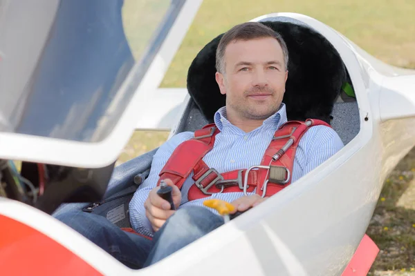 Un homme seul dans un avion — Photo