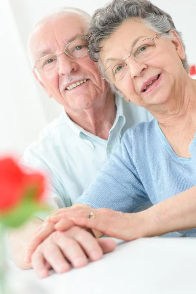 Крупный план счастливой здоровой влюбленной пожилой пары — стоковое фото