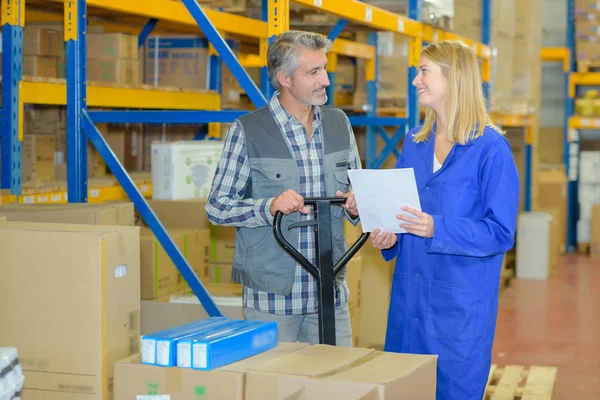 Scheepvaart service delivery man met kaart dozen en hand vrachtwagen — Stockfoto