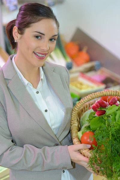 Mooie vrouw kopen verse groenten en fruit bij voedsel-winkel — Stockfoto