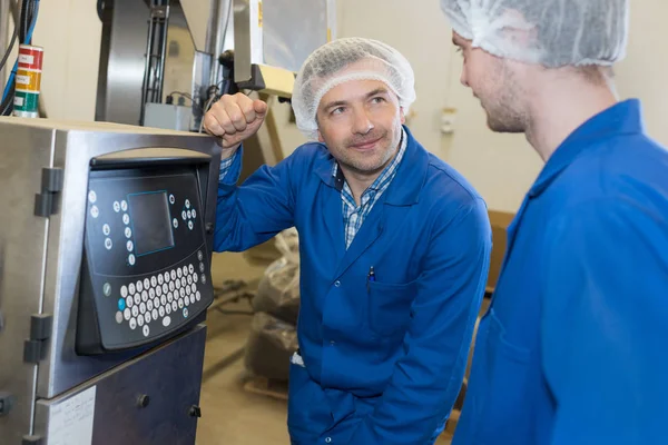 Vrouwelijke leerling werken met ingenieur op een cnc machine — Stockfoto