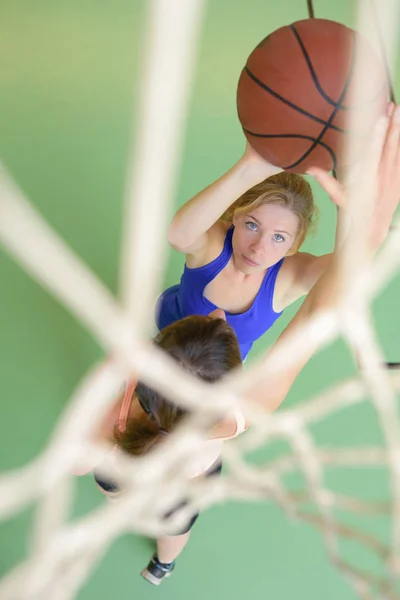 Vista para baixo do jogador de basquete — Fotografia de Stock