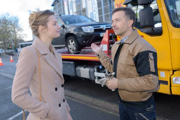 Recovery man with customer s car on his lorry — Stock Photo, Image