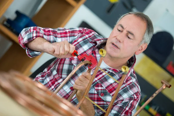 Plumber is going to solder copper central heating pipes — Stock Photo, Image