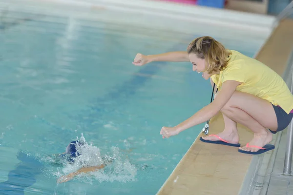 Swimming coach cheering at the leisure center — Stock Photo, Image