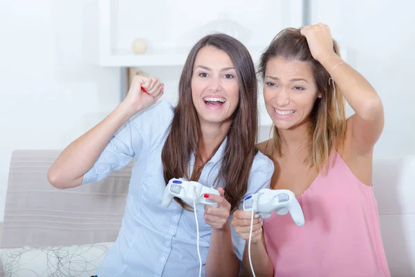 两个女孩的朋友玩视频游戏 — 图库照片