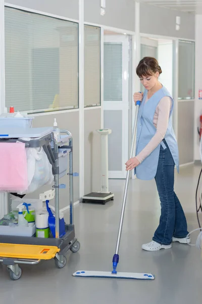 Serviços de limpeza de pisos com esfregão de lavagem em hospital limpo — Fotografia de Stock