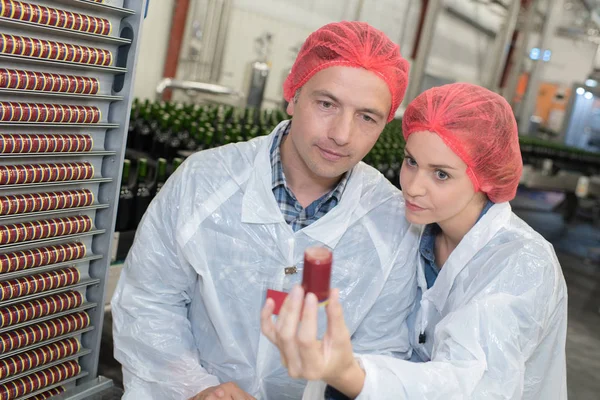 Two workers doing a quality health control — Stock Photo, Image