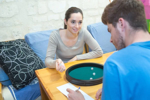 Casal jogando um jogo de tabuleiro e curtindo o tempo juntos — Fotografia de Stock