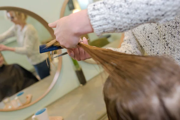 Parrucchiere professionista taglio clienti capelli — Foto Stock