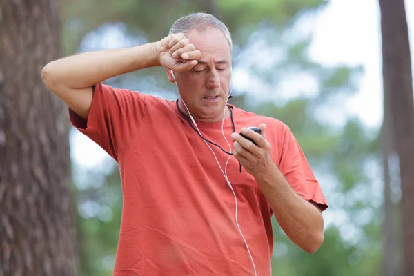 Old man tired after running — Stock Photo, Image