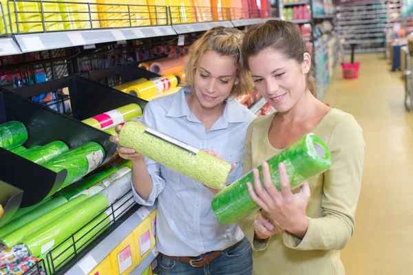 Glada unga par vänner shopping i järnhandel — Stockfoto