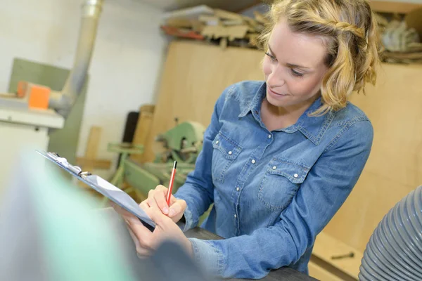 Mujer llenando un formulario recortado a la almohadilla — Foto de Stock