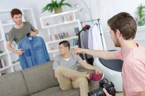 Fotograaf kiezen doeken voor foto-opnamen — Stockfoto