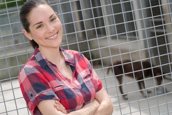 Cheerful apprentice vetenary posing at the kennel — Stock Photo, Image