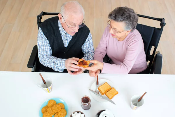 Disabili coppia anziana preparare la colazione — Foto Stock