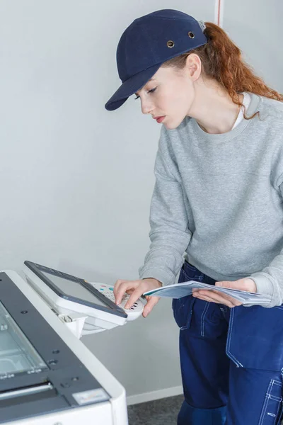 Återställa skrivaren och arbete — Stockfoto