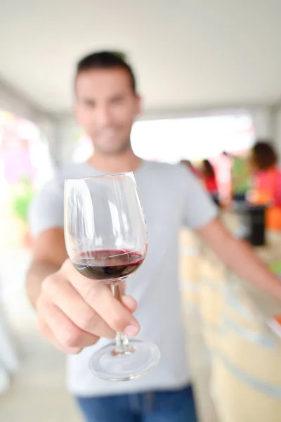 Muž držící sklenici červeného vína — Stock fotografie