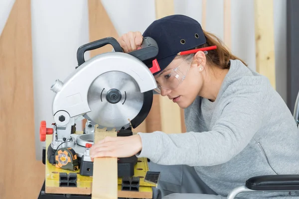 Junge Frau in Tischlerlehre — Stockfoto