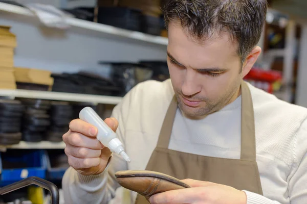 Pegamento del zapato fotos de stock, de del zapato sin royalties Depositphotos