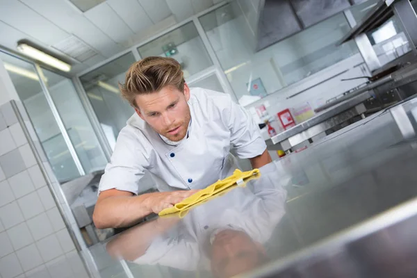 Kitchen chef cleaning the restaurants kitchen — Stock Photo, Image