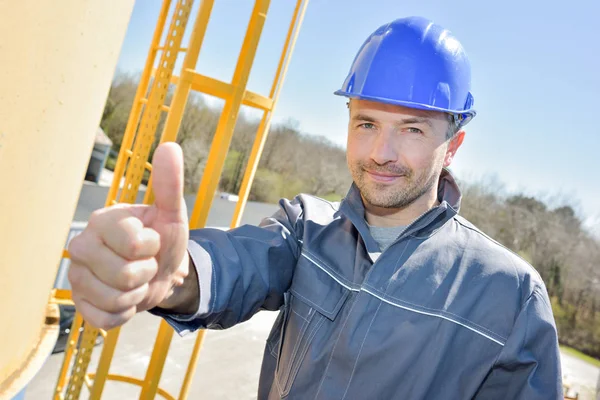 Engineer with thumb up sign outdoors — Stock Photo, Image