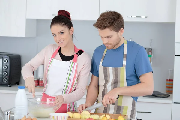 Yakışıklı genç çift evde yemek — Stok fotoğraf