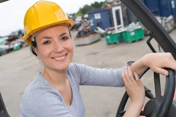 Mujer de ingeniería que conduce un vehículo — Foto de Stock