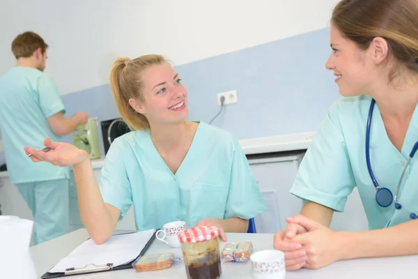 Infirmières collègues à une pause café — Photo