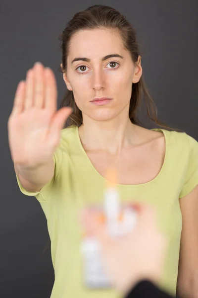 灰色の背景上の女性の手の一時停止の標識 — ストック写真