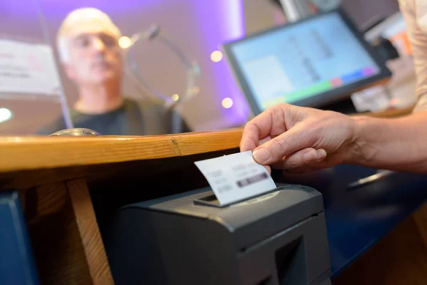 Assistent portie klanten nemen bestellen en ontvangstbewijs afdrukken — Stockfoto