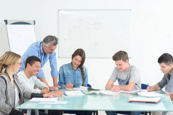 Gruppo di colleghi che tengono una riunione in ufficio — Foto Stock