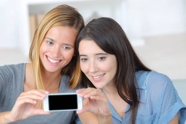 Zwei Freundinnen machen Selfie — Stockfoto